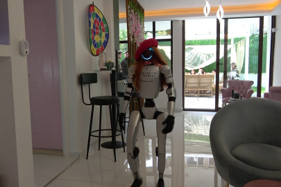 Bursa’da güzellik merkezinde robot işçi mesaiye başladı