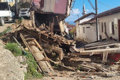 Belediyeden açıklama; Tirilye’deki “Tabut Ev” kendiliğinden yıkıldı