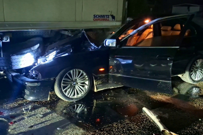 Otomobil park halindeki tıra arkadan çarptı; 1 ağır yaralı