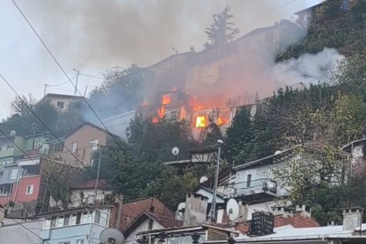 Mollafenari'de 2 katlı bina alevlere teslim oldu