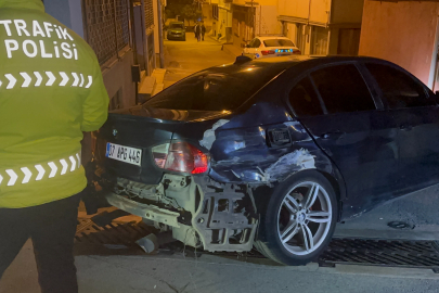 Bursa'da 'dur' ihtarına uymayan sürücü araçlara ve duvara çarptı