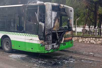 Bursa'da şehir içi yolcu otobüsünün motor kısmı küle döndü