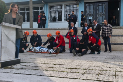 Öğrenciler deprem tatbikatını başarıyla tamamladı