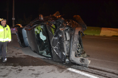 Bariyere çarpıp takla attı, 2 kişi yaralandı