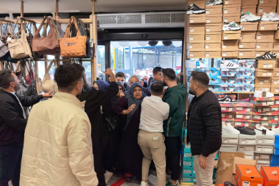 İnegöl'de izdiham; 10 liraya ayakkabı, çanta, kıyafet satıldığını duyan koştu