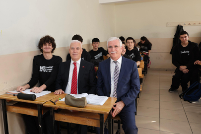 Bozbey, mezun olduğu lisenin sıralarında