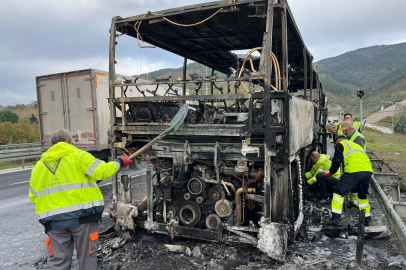 Öğrenci taşıyan otobüs yandı; Son anda tahliye edildiler