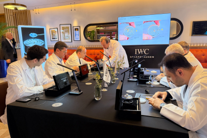 Milyonluk İsviçre saatlerini parçalayıp topladılar