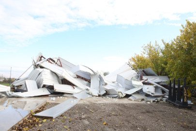 Nilüfer’de kaçak 3 işyeri yıkıldı