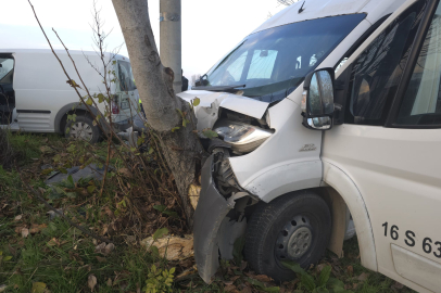 Servis minibüsü hafif ticari araçla çarpıştı: 11 yaralı