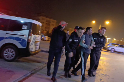 Oğluna çarpan taksicinin ağabeyini tabancayla darp etti