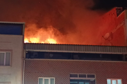 İki katlı evin çatısında çıkan yangın paniğe neden oldu