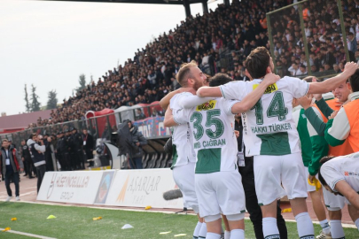 Bursaspor zirveyle olan 4 puan farkını 1'e indirdi