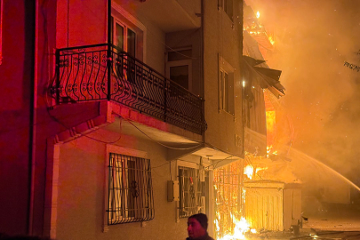 Şehit polisin babasının evi alevlere teslim oldu