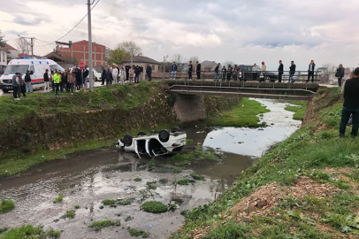 İnegöl'de otomobil dereye uçtu; 3 yaralı