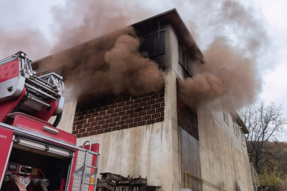 Meyve kasalarının bulunduğu depo küle döndü