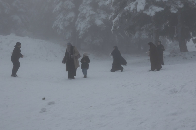 Uludağ'da kar yağışı günübirlik ziyaretçileri artırdı