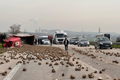 Şeker pancarı yüklü tır 2 araca çarpıp devrildi: 1'i ağır 5 yaralı