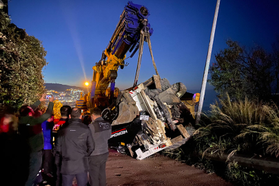 Vinçten düşen iş makinesi paniğe neden oldu