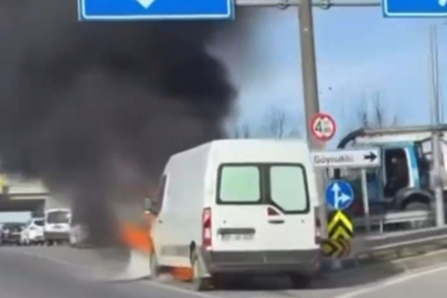 Alev alan servis minibüsü kullanılamaz hale geldi