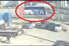 Yolcu otobüsü otomobili metrelerce savurdu