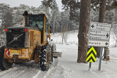 Büyükşehir ekipleri karlı yolları temizlemeye başladı