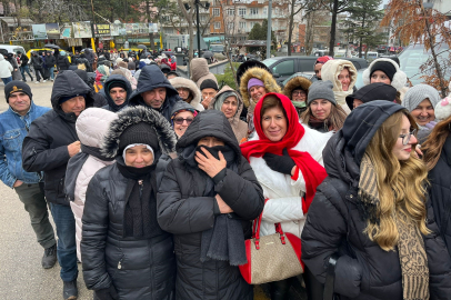Akın akın Uludağ'a geliyorlar; Teleferik kuyruğu yüzlerce metre uzadı
