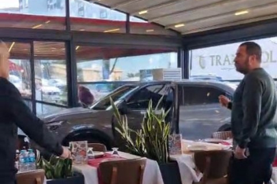 Ünlü sanatçı Cahit Berkay kullandığı araçla restorana daldı