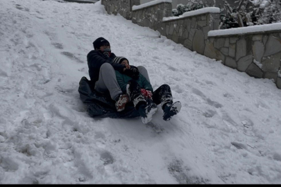 Bursa'da kar sürprizi; Çocuklar uyanır uyanmaz kendilerini sokağa attı