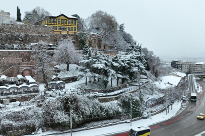 Bursa yeni yıla karla uyandı; Şehir beyaza büründü