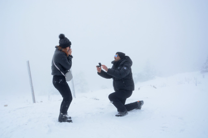 Uludağ'da yılın son ve ilk romantik sürprizleri: Karlar altında iki "Evet"