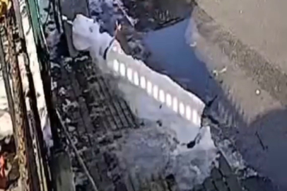 Güneşi gören kardan adam kaldırıma devrildi