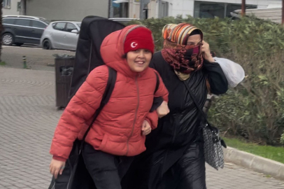 İnsanlar yolda yürümekte zorlandı; Şiddetli fırtına Bursa'da yaşamı olumsuz etkiledi