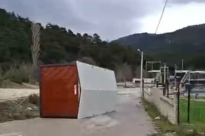 Şiddetli fırtına; Bursa'da çatı ve prefabrik evler uçtu, ağaçlar kırıldı