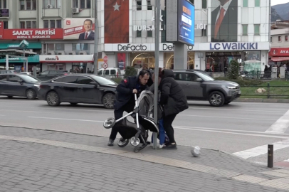 Bebek arabası lodosla devrildi