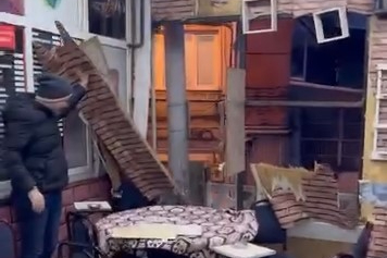 Kahvehanenin duvarları yıkılırken oyunlarına devam ettiler!