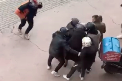 Lodosa yakalanan yaşlı kadına kuryeler siper oldu