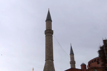 Ayasofya Camii'nin minaresindeki alem şiddetli rüzgar nedeniyle düştü