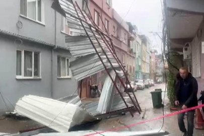 Bursa'yı fırtına vurdu; Uçan çatılar, devrilen ağaçlar ve karavanlar