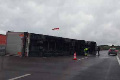 Otoyolda dehşet anları; Fırtına tırı devirdi