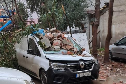 Gemlik'te şiddetli lodos peş peşe çatıları uçurdu