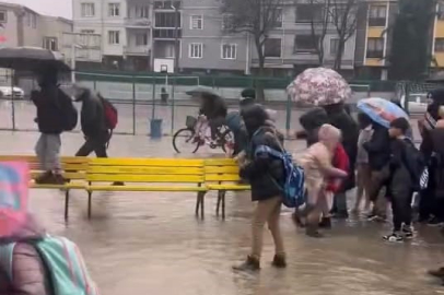 İnegöl'de okulu su bastı, öğrenciler mahsur kaldı