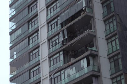 Lüks sitenin cam balkonları lodosta uçtu