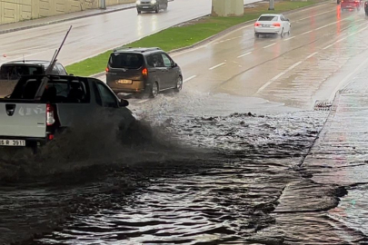 Sağanak yağış caddeleri göle çevirdi
