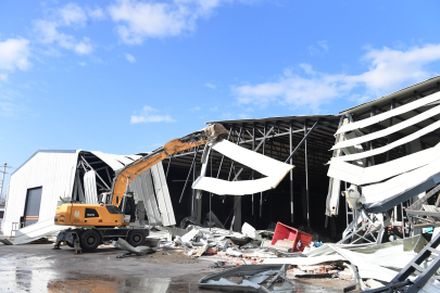 Osmangazi'de tarım arazisine kaçak yapılan depolar yıkıldı