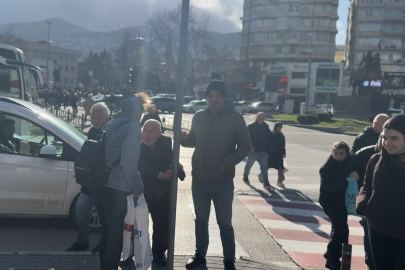 Lodosta yürüyemediler trafik lambasına tutundular