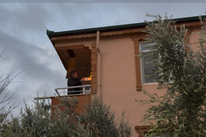 Lodosun etkisiyle alevler komşu binaya sıçradı