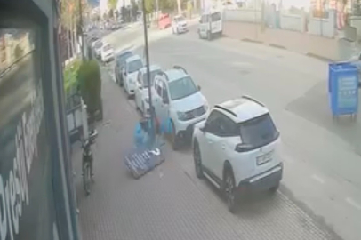 Şiddetli lodos tabelayı kopardı, kaza kıl payı atlatıldı