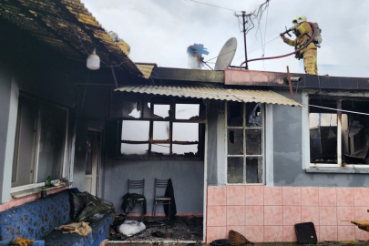 Tek katlı evde yangın çıktı; Dumandan etkilenen vatandaş hastaneye kaldırıldı