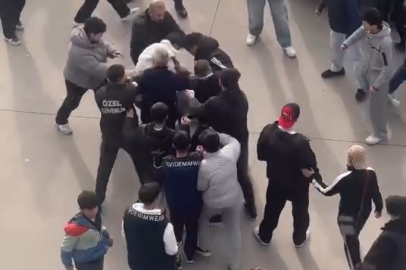 Korupark AVM'de gençler birbirine girdi